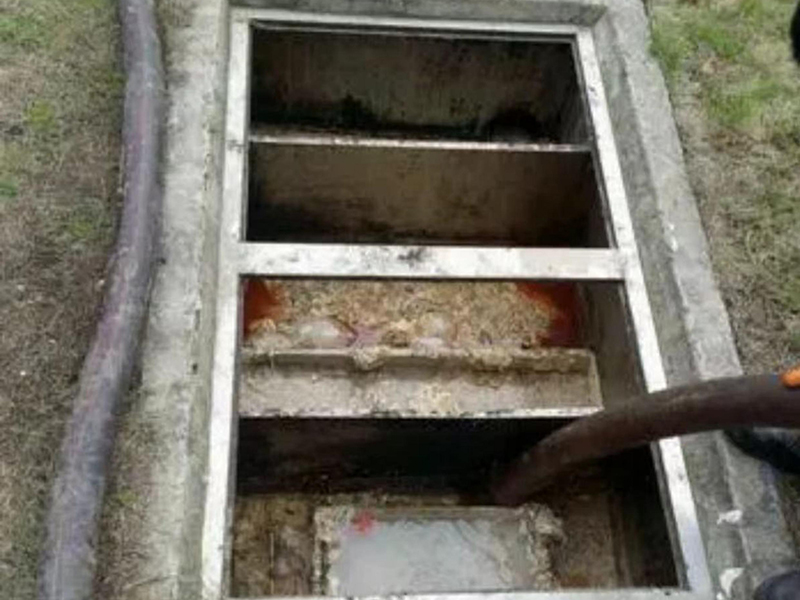 南岸隔油池清理
