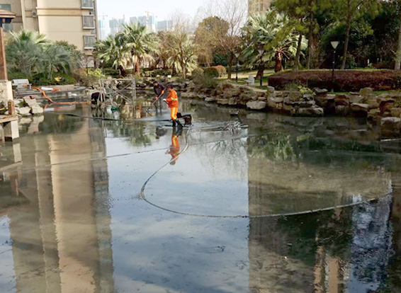 南岸景观池淤泥清理