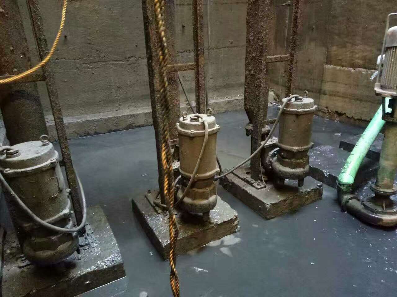 南岸污水池清理