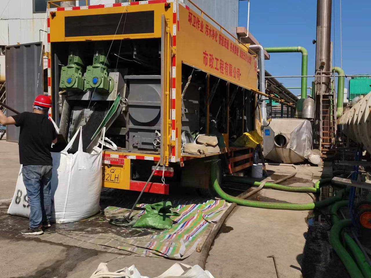 南岸淤泥压干处理