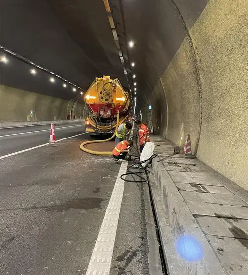 南岸隧道排水渠清淤